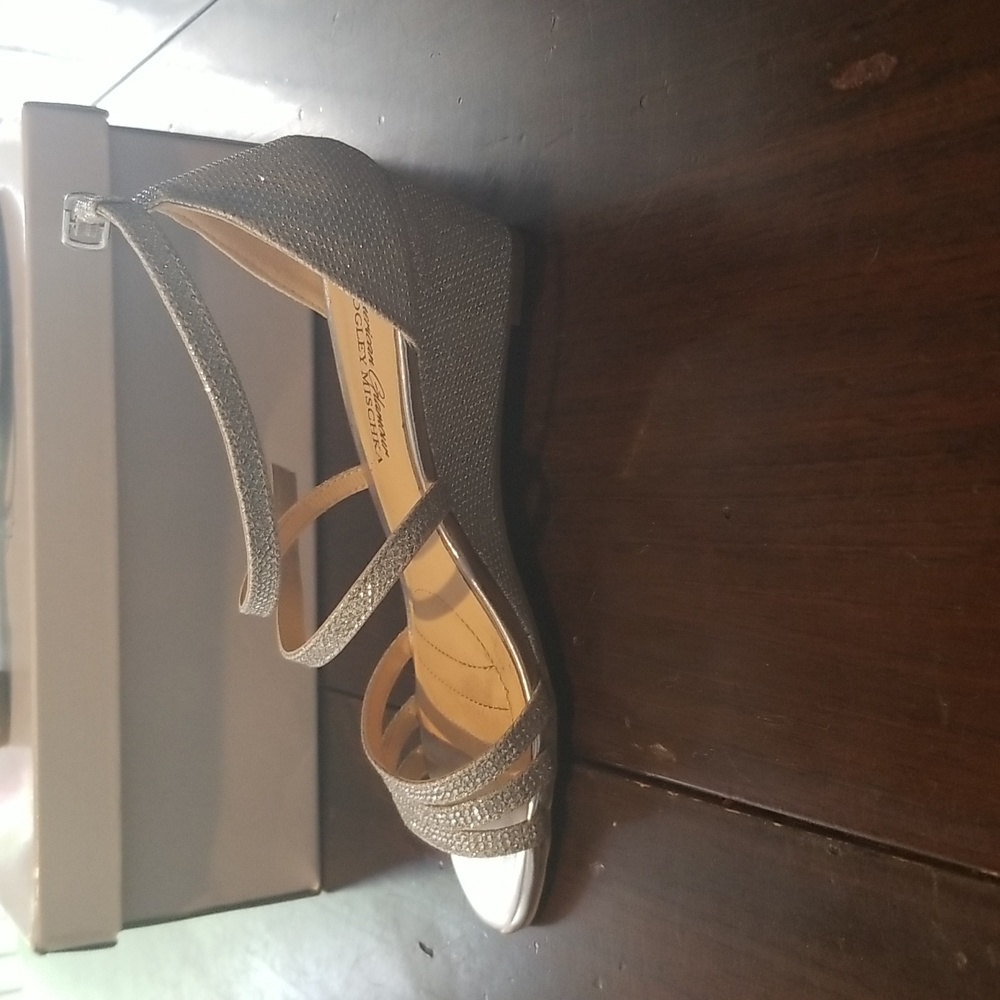 American Glamour Badgley Mischka Women's Silver bedazzled Dress Shoes - Picture 4 of 6